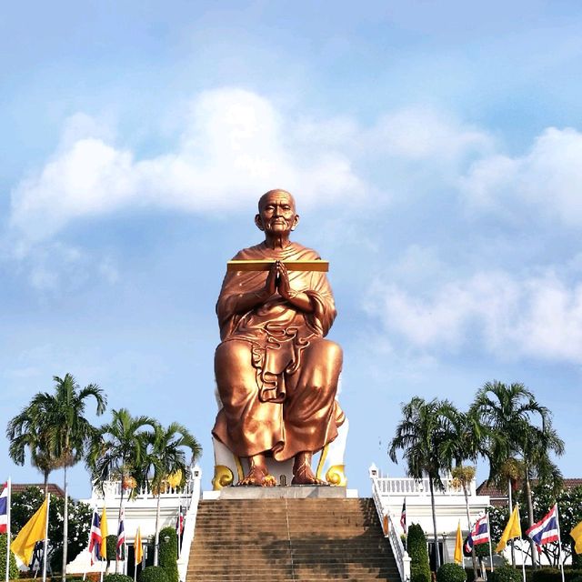 หลวงพ่อโตองค์ใหญ่ ที่วัดโบสถ์ ปทุมธานี 