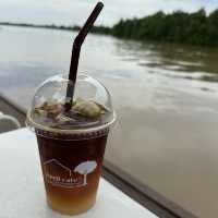  April cafe’ คาเฟ่ริมน้ำดีต่อใจ