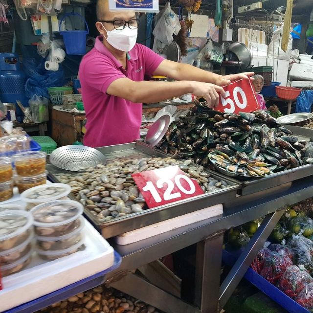 ตลาดรวมอาหารทะเลสดๆ ราคาดีๆ ของชลบุรี
