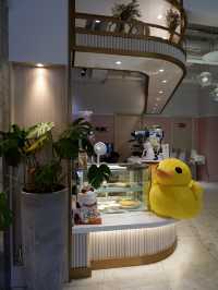 沐浴於樹林與陽光的小黃鴨cafe