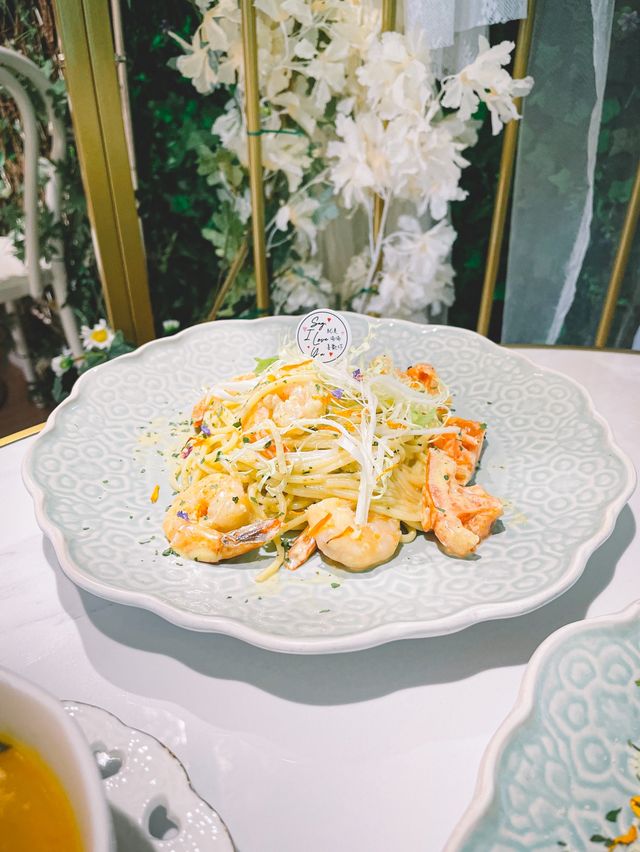 銅鑼灣cafe 花花籠同大型花牆