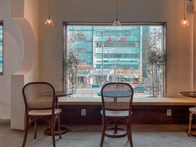 흑백 스티커사진기가 있는 동네 감성 카페✨루츠프레소👀 흑백 스티커사진기가 있는 동네 감성 카페✨루츠프레소👀