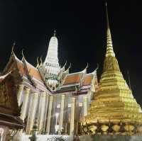 วัดพระศรีรัตนศาสดาราม ยามค่ำคืน 