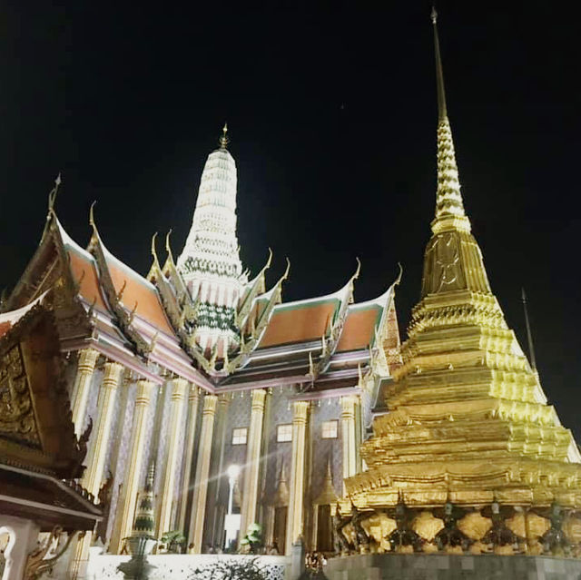 วัดพระศรีรัตนศาสดาราม ยามค่ำคืน 