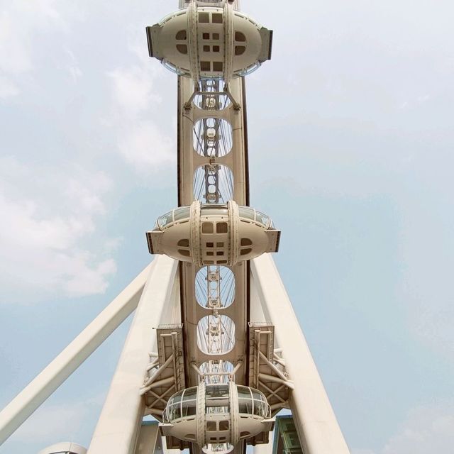 Up-close the giant wheel 😳😁😍