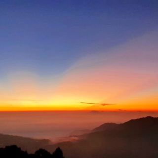 Sikunir, Dieng Plateau, Central Java, Indonesia, you will be able to watch a series of multiple peaks that lie in sight ... mt. Sindoro, mt. Sumbing, mt. Merapi, mt. Merbabu, even to the mt. Ungaran. All that mountains slopes still covered by cloud but we still can see the all tops. Visit there and you will see amazing mountains scenery
#naturalwonders#hiking#nationalpark
