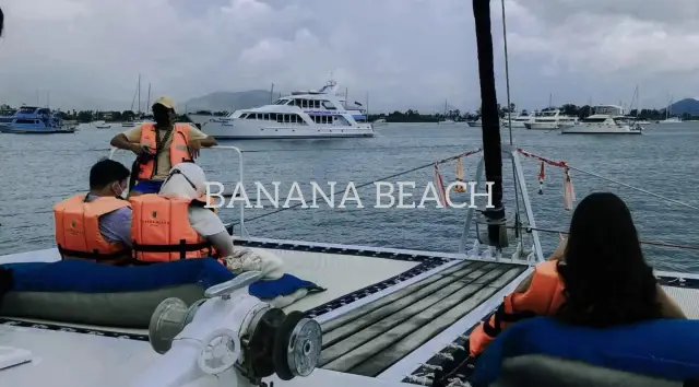นั่ง Catamaran ไป banana beach