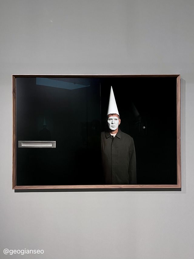 모순되는 삶을 나타내는 전시회, 완전한 순간_불완전한 세계 