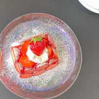 딸기 케이크가 유명한 디저트 카페🍓
