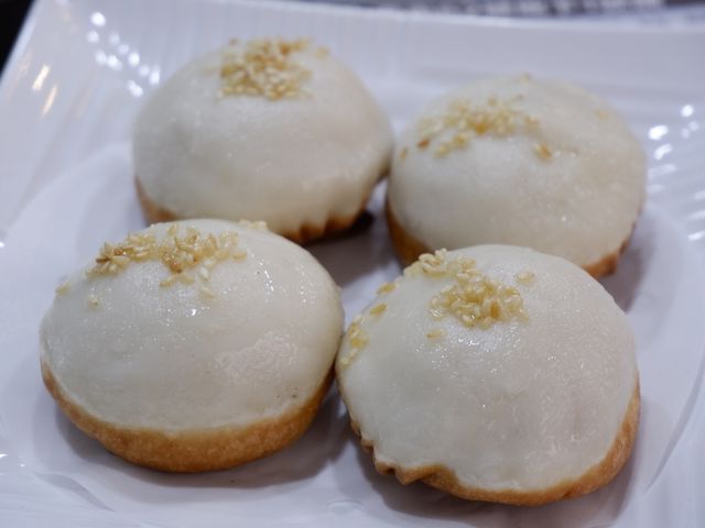 吸住湯汁吃生煎包