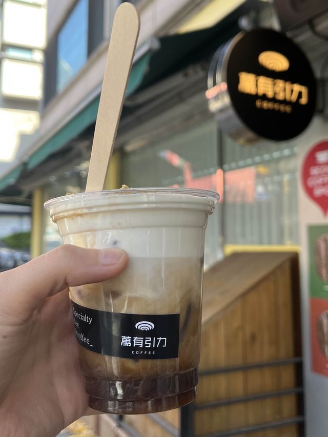 아몬드 아인슈페너가 너무 맛있는 합정 카페 만유인력