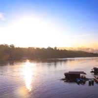 สะพานมอญ ใส่บาตรเช้า ชมเสน่ห์วิถีชีวิตชาวมอญ
