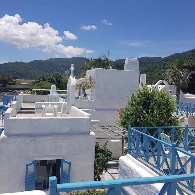 Santorini-inspired cafe in Da Nang