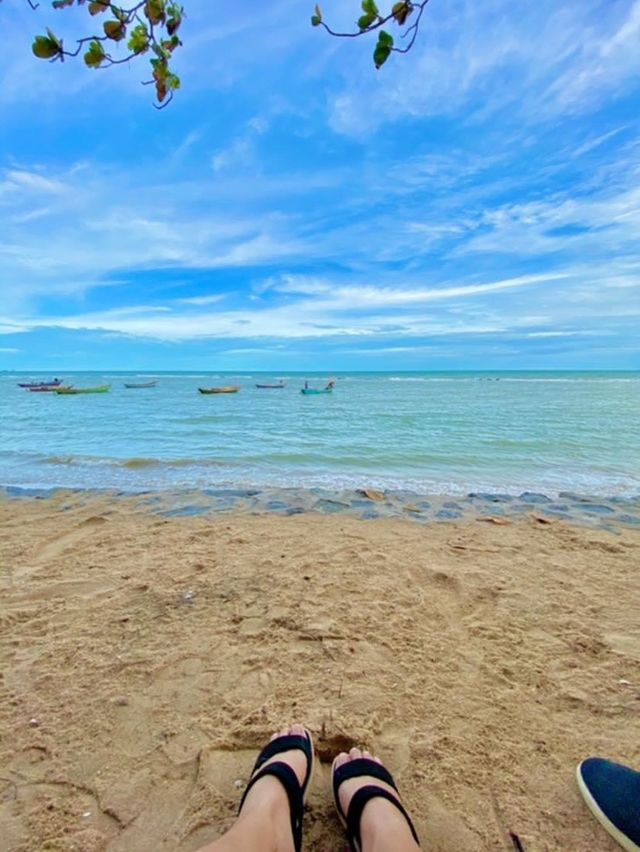 นั่งชิวริมหาดพลา 🌊