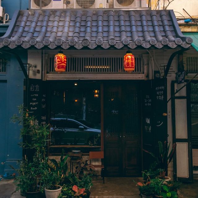HĒIJīi Bangkok   คาเฟ่ที่แปลว่า ไก่ดำ
