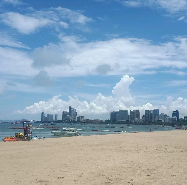  Chaam.ptya คาเฟ่สวย เลียบหาดพัทยา
