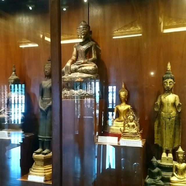 ชมพระพุทธรูป @พิพิธภัณฑ์โฮงหลวงแสงแก้ว