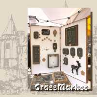在古老廣場GrassMarket近距離看愛丁堡城堡