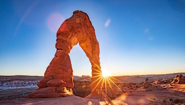 The Arches National Park in the United States, known as the "Red Rock Wonderland", gathers the most beautiful natural arches in the world.