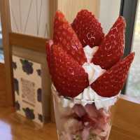 いちご狩り前のイチゴパフェ