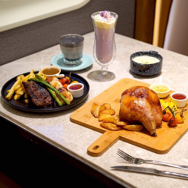 今次介紹比你呢間係新開的CABIN CREW COFFEE，以航空為主題，有侯機室+飛機艙做室內裝潢，勁啱打卡，最特別係卡位有飛機窗，打開見到富士山，係度影返張相扮去旅行都正啦！