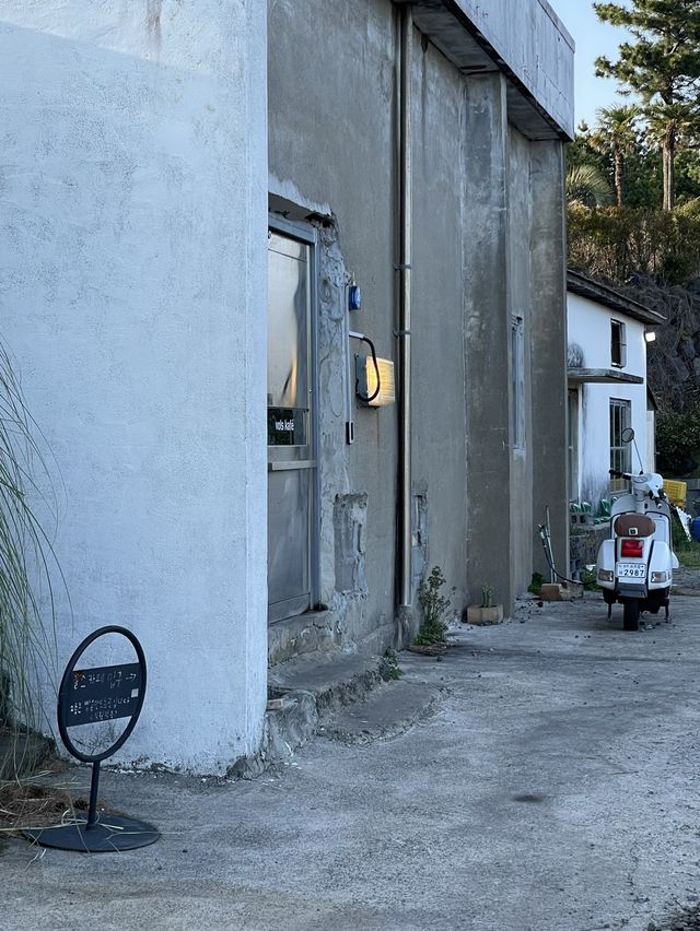 < 제주 카페 > 투박한 외관 속 빈티지 인테리어가 매력적인 밀크티 맛집, vols kafe 볼스카페