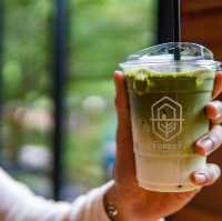 คาเฟ่ซ่อนตัวอยู่ท่ามกลางป่าเขาธรรมชาติ