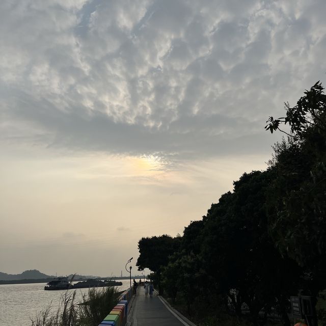 Take a boat ride to an island in Guangzhou