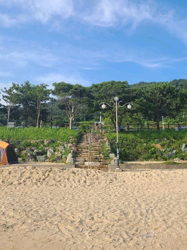 물이 엄청 맑고 잔잔한 구조라해수욕장