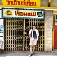 ถนนเก่าแก่ที่ทอดตัวยาวขนานไปกับแม่น้ำระยอง