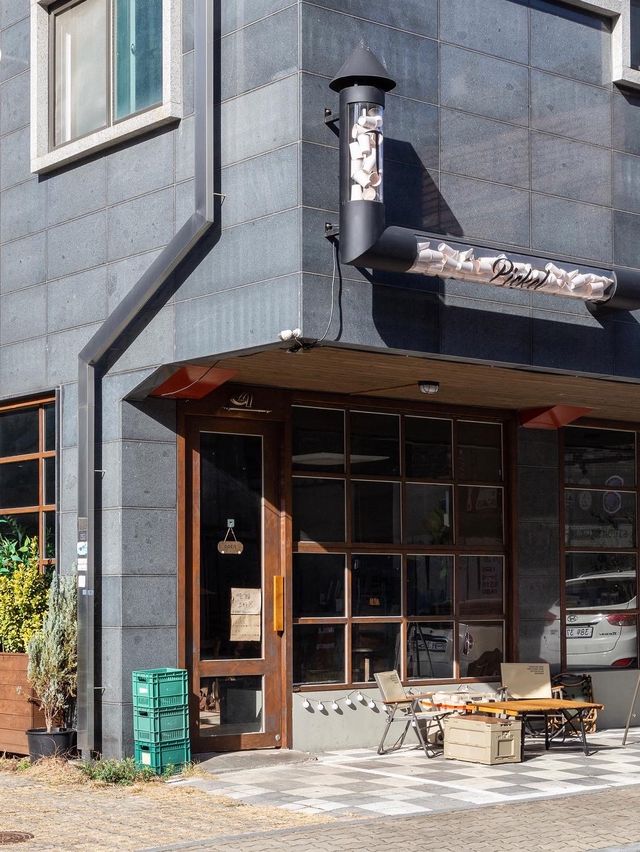 숲속 산장에 놀러온듯 나무내음 가득한 카페