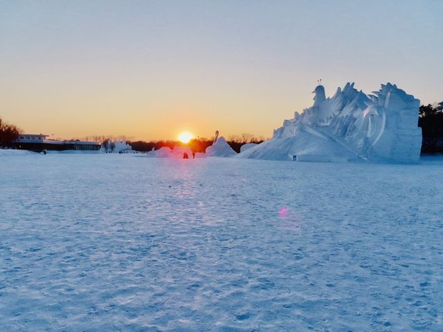 SNOW SCULPTURES & STUNNING SUNSET 