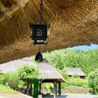 富士の麓にある茅葺屋根の集落