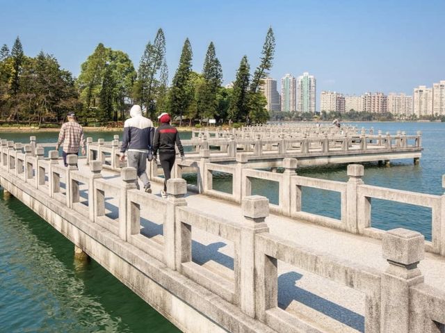 有『台灣西湖』之美譽，高雄澄清湖風景區，著名景點有三橋、六勝、八景，值得來訪。