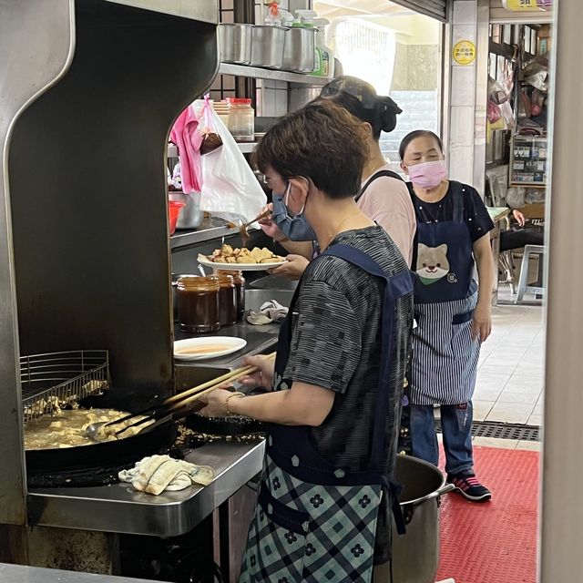 台東關山市場超人氣美食｜關山臭豆腐，湯麵、滷味也很好吃喔