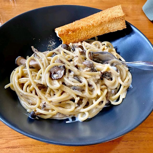 Twin Housemate Cafe