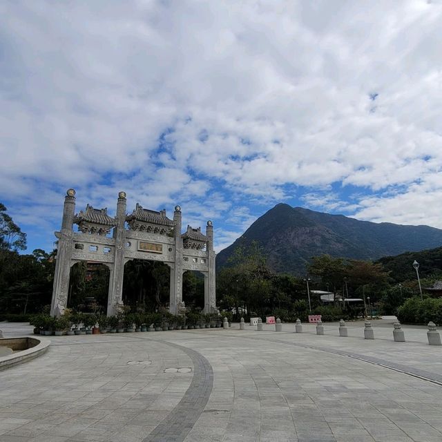 往寶蓮寺和天壇大佛的「地壇」及「門牌坊亅 