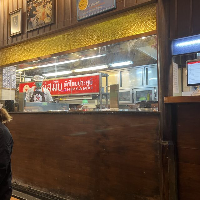 【タイ/バンコク】大人気店がコロナ禍から完全復活！店内飲食可能なパッタイ屋「ティップサマイ プラトゥピー」