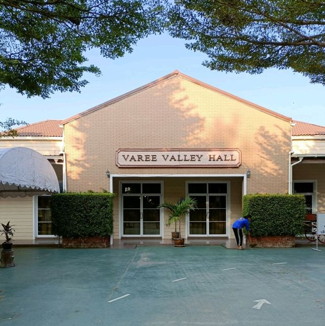 Varee Valley ที่พักน่ารักริมน้ำพอง