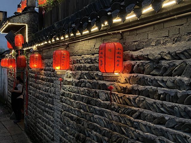 Pretty old village in front of Huangshan 🏔️