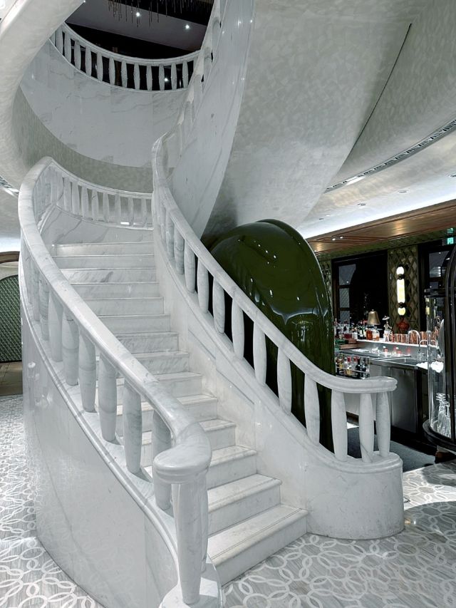 Check into the Xiamen Waldorf Astoria Hotel and enjoy a refined journey.