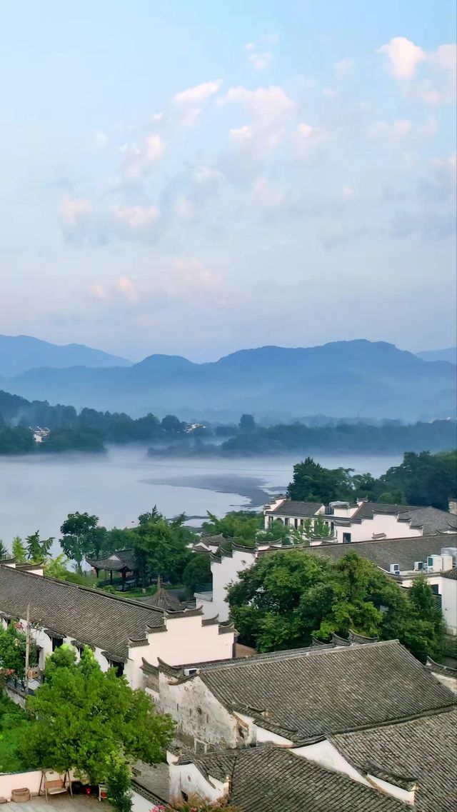 Peach Blossom Pool, a thousand feet deep. Peach Blossom Pool, as beautiful as a painting in Li Bai's poem!