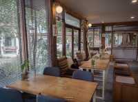 คาเฟ่บ้านไม้ cozy ที่ผสมผสานความล้านนาได้อย่างลงตั