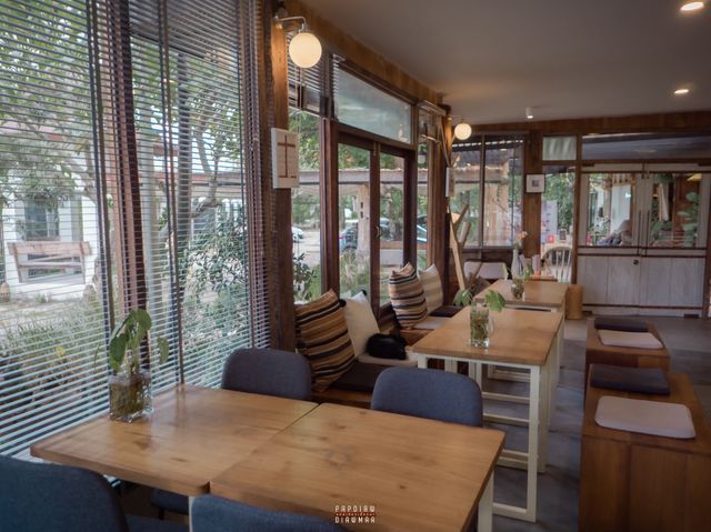 คาเฟ่บ้านไม้ cozy ที่ผสมผสานความล้านนาได้อย่างลงตั