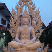 ชมงานปั้นแนวพุทธศิลป์วัดกลางกรุงเทพฯ 