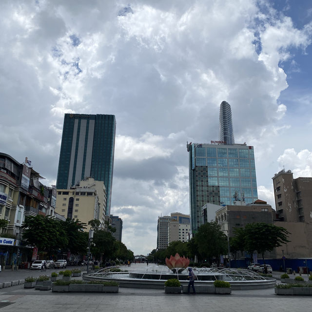 Hello! Ho Chi Minh Square เช้ายันค่ำ