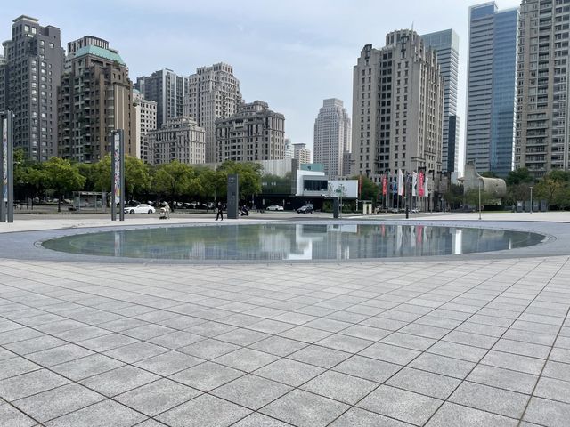 台中最美地標~可以吹冷氣看看表演之外 裡面還可以逛逛文青的商店跟吃美食