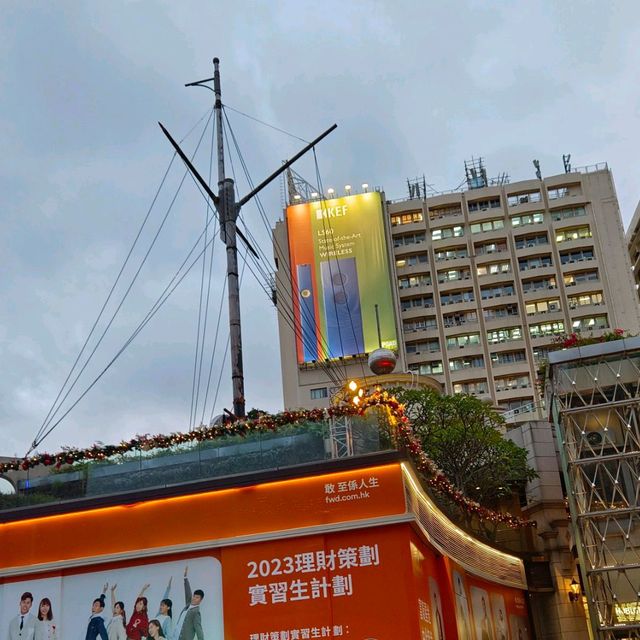 美麗紅色燈飾 , 加上圓拱形設計的戶外聖誕展！