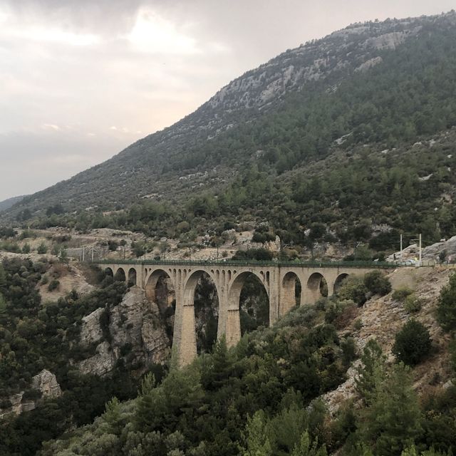 007の映画ロケ地にもなった鉄道橋