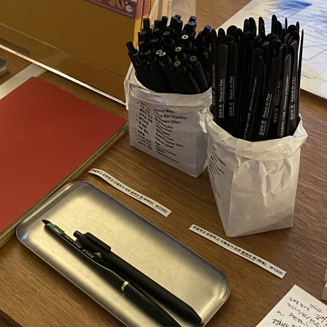 교실에 들어온듯한 카페, ‘평화와 평화’